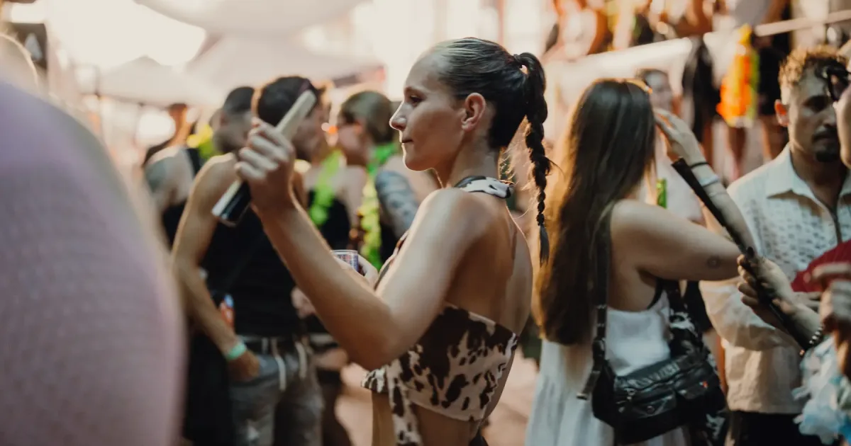 Feiernde Gäste beim RAVEMANIA Open Air Day & Night Rave 2026 in Düsseldorf